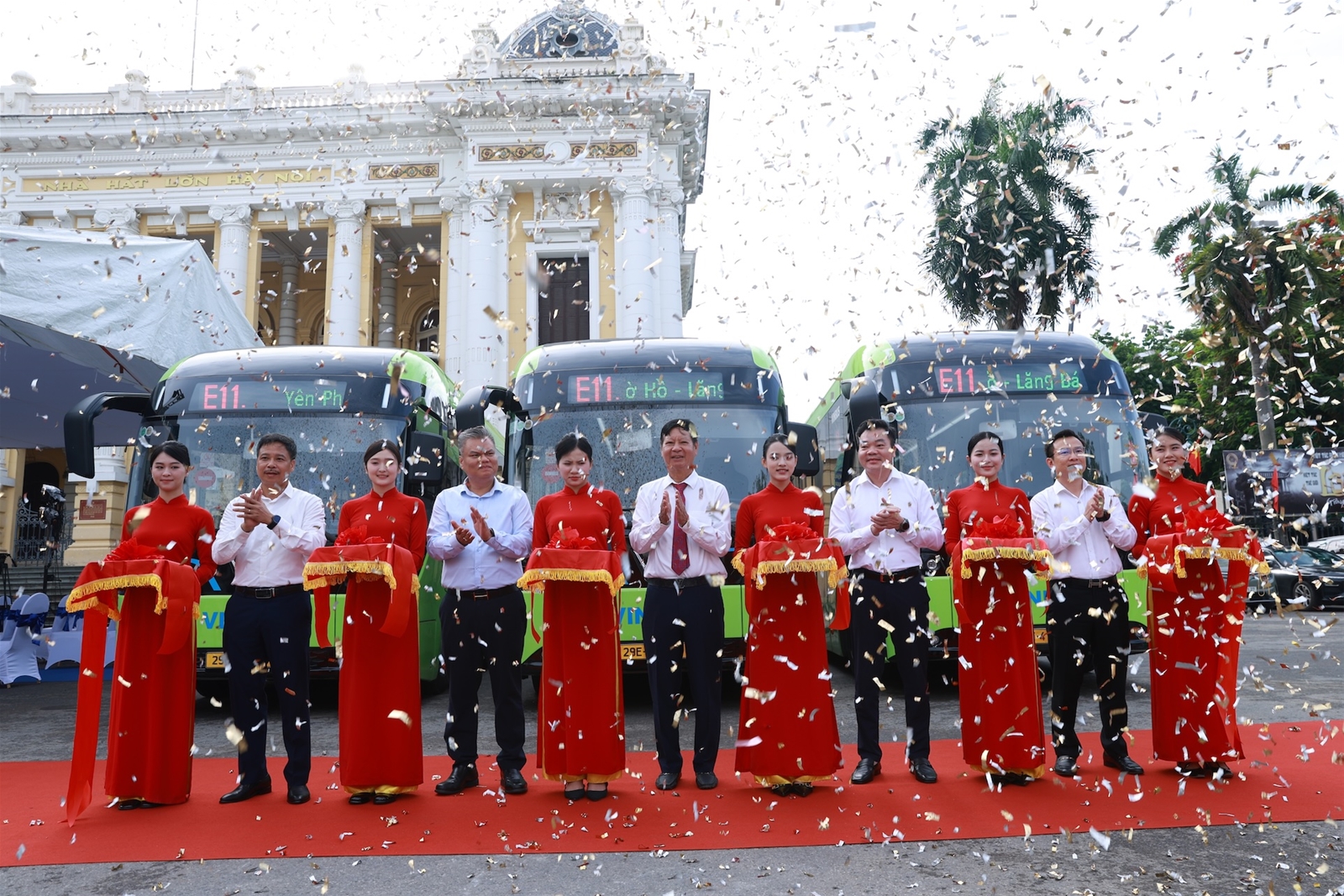 Vinbus khai trương tuyến buýt điện miễn phí E11 