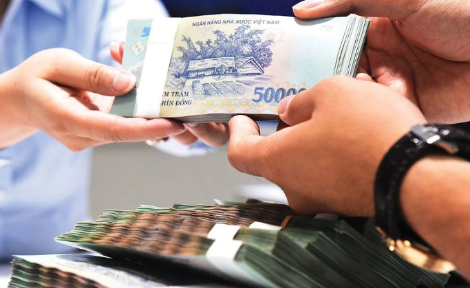 Lãi suất tăng vọt, chủ đầu tư "căng mình" giữ thanh khoản 