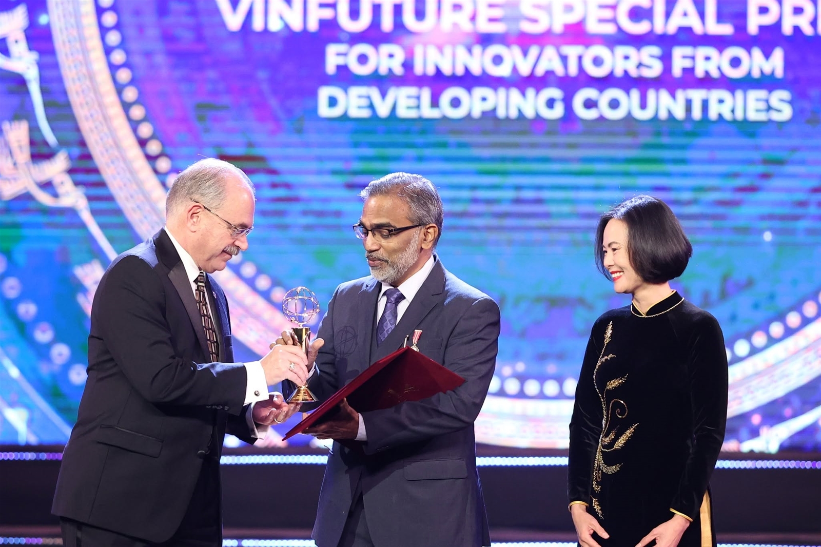 Nhà khoa học lọc nước giá rẻ: Ngưỡng mộ tầm nhìn VinFuture