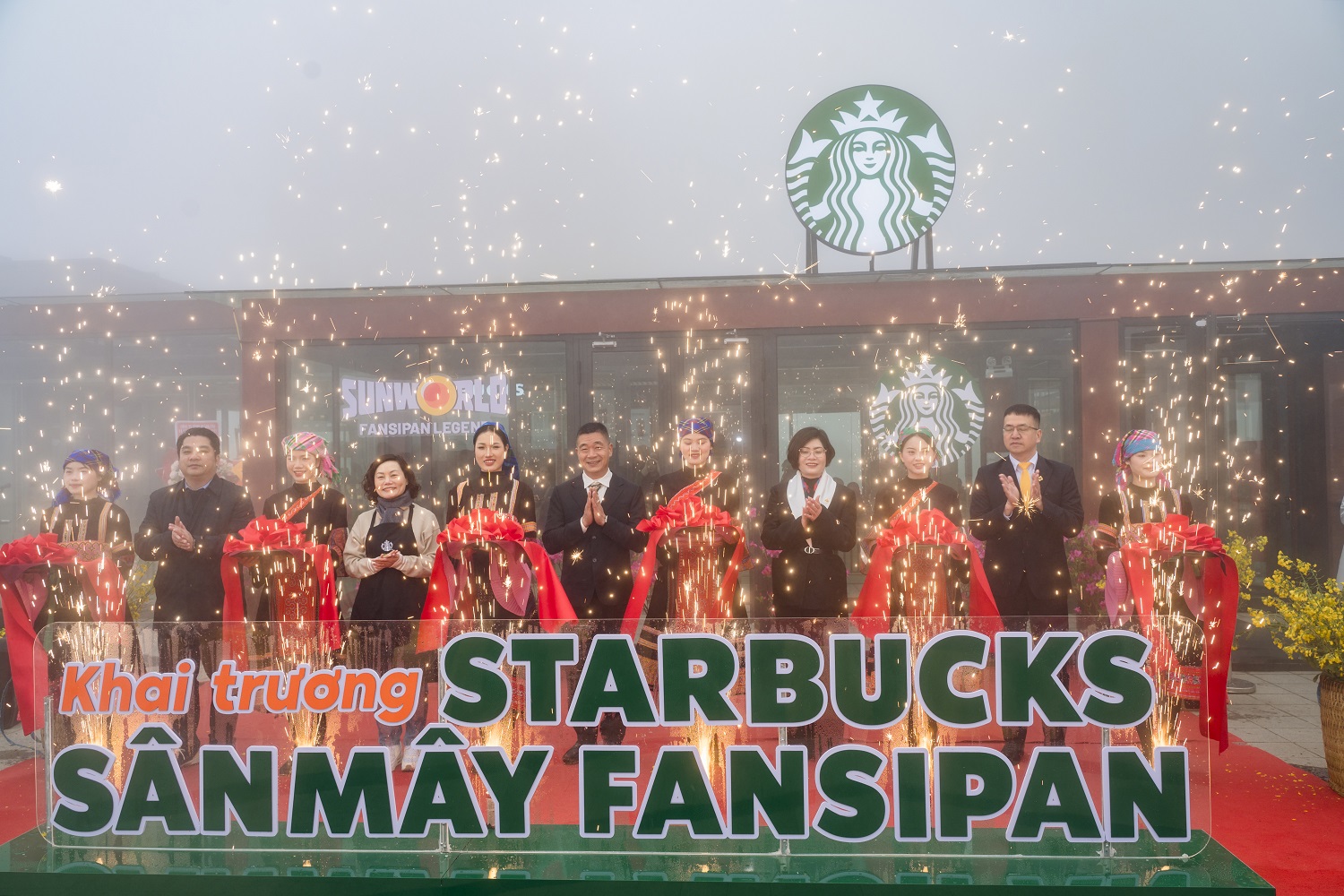 Fansipan chính thức có cửa hàng Starbucks cao nhất châu Á 